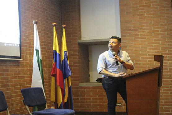 Docente Jair Eduardo Restrepo Pineda en su ponencia en el Coloquio de salud mental