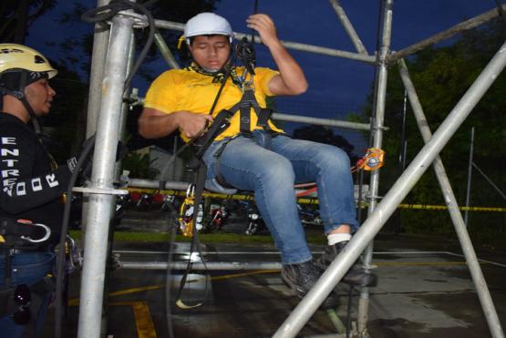 Hombre con arnés escalando