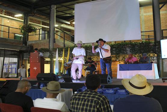 Estudiantes de UNIMINUTO trovando en el Festival Universitario de Trova