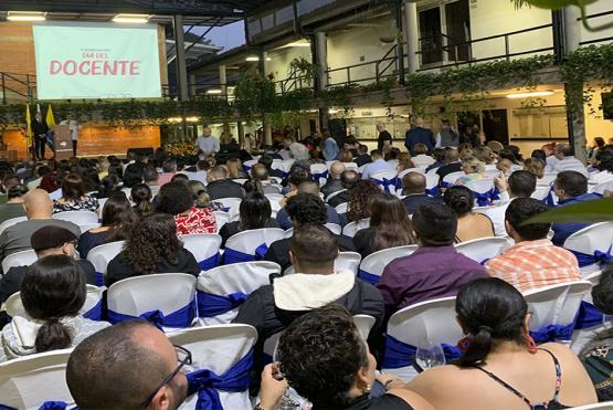 Docentes reunidos en el recinto escuchando un discurso