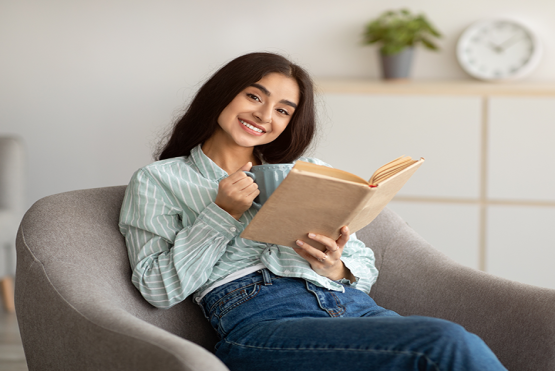 Estudiante leyendo libro