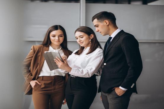 líderes empresariales con tablet