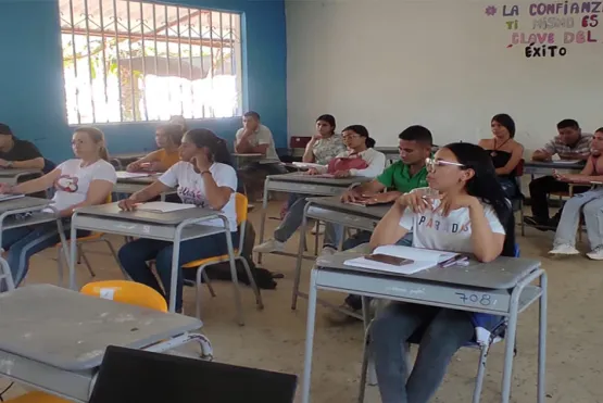 Estudiantes del programa Técnico Laboral por competencias en Seguridad en el Trabajo se encuentran en salón de clases.