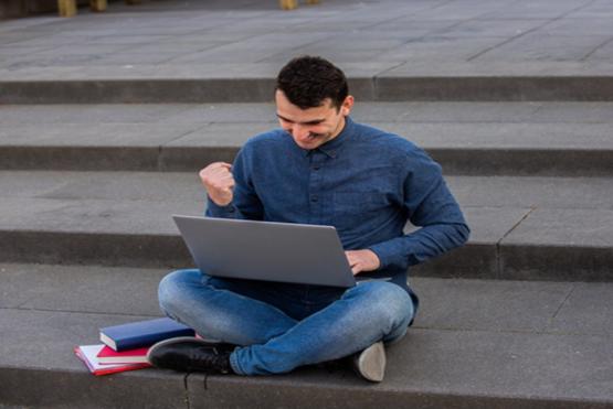 estudiante con computador