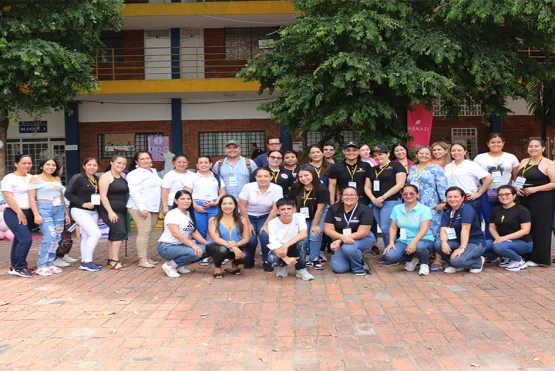 Foto grupal de todos los emprendedores que participaron de la Feria de Emprendimiento