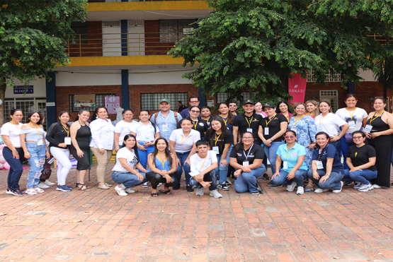 Foto grupal de todos los emprendedores que participaron de la Feria de Emprendimiento