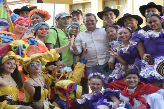 El Padre Harold Castilla junto a los grupos culturales de Barranquilla y Yopal