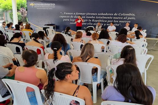 Estudiantes y docentes participaron en el conversatorio