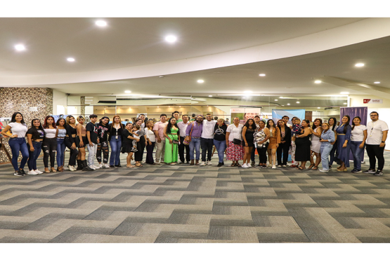 Foto grupal Ceremonia de Clausura y Certificación. Estudiantes, integrantes de UNIMINUTO, La Fundación Ayuda en Acción, Fundación PARES y PARCOMÚN.