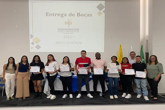 Estudiantes reciben becas en compañía de directivos de UNIMINUTO Pereira