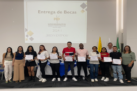 Estudiantes reciben becas en compañía de directivos de UNIMINUTO Pereira