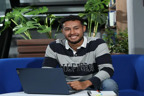 estudiante con computador