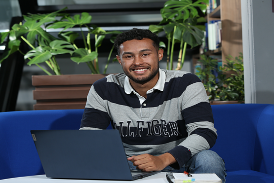 estudiante con computador