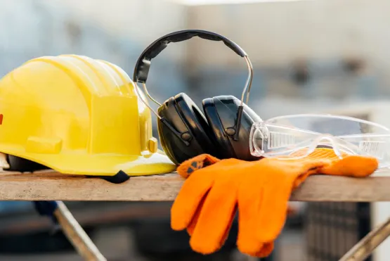 Implementos de seguridad requeridos para la protección de trabajadores en oleadas de calor.