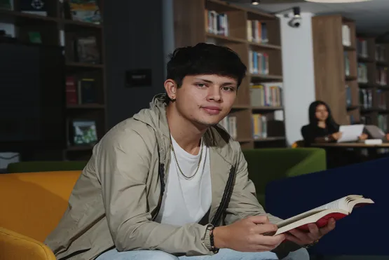 estudiante con libro en las manos