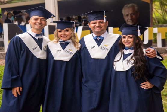 Grupo de estudiantes el día de la ceremonia de graduación