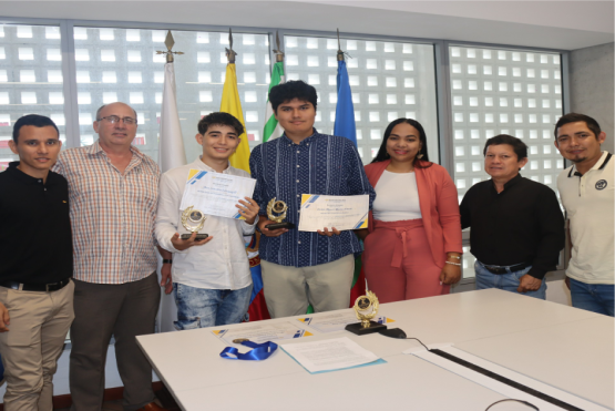 Estudiantes posando con diploma