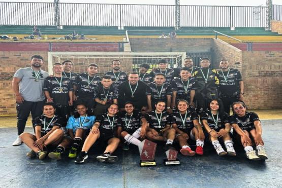 Equipo de fútbol sala masculino y femenino de UNIMINUTO Madrid.  