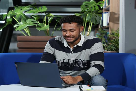 estudiante con computador portátil