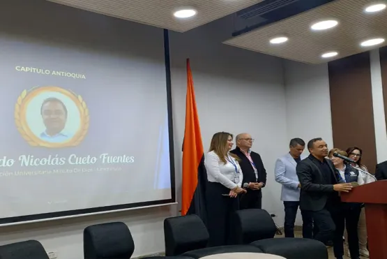 Profesor Eduardo Nicolás Prieto recibiendo el reconocimiento a Maestro Revelación en ASCOLFA 2024