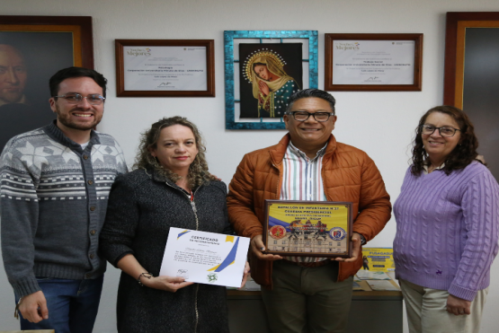 El director del Centro Universitario Soacha recibe el reconocimiento.