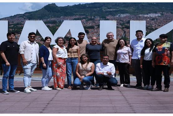 Estudiantes del programa Delfín junto a los directivos de UNIMINUTO en el campus.