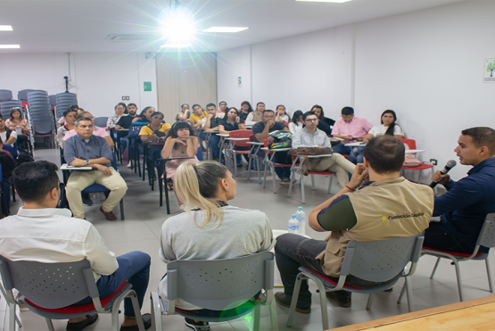 Panel de ponentes conversando en torno a la inclusión financiera 