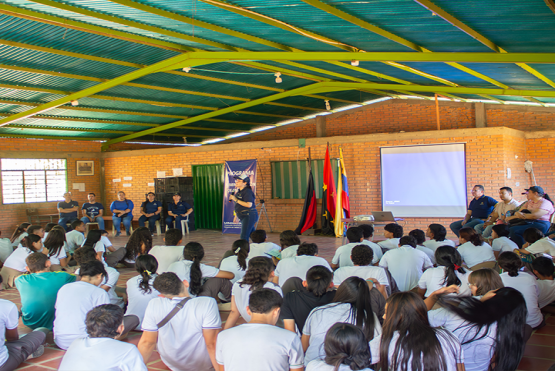 Docente del programa de administración de empresas realizando intervención