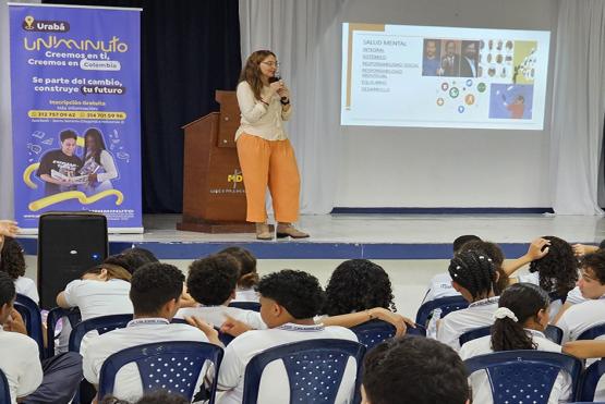 Docente de UNIMINUTO dictando una conferencia de salud mental en Urabá. 