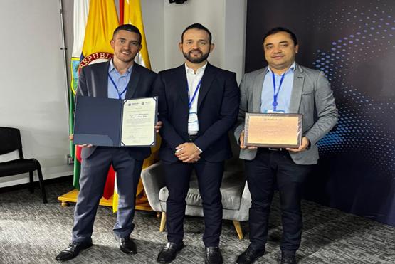 Decanos y docentes UNIMINUTO recibiendo reconocimientos de ASCOLFA