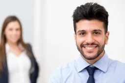 Hombre formal sonriendo Hombre formal sonriendo