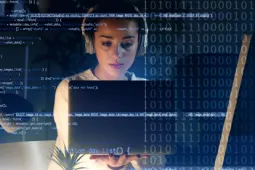 mujer programando mujer programando