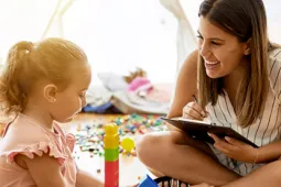 Psicóloga en consulta con niña Psicóloga en consulta con niña