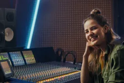 Mujer en estudio de audio Mujer en estudio de audio