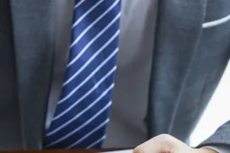 Banner maestría en administración personas trabajando en gráficas estadísticas