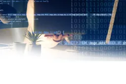 mujer programando