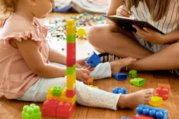 Psicóloga en consulta con niña