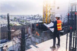 Mujer laborando en una constructora