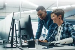 personas trabajando mirando una pantalla