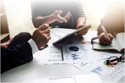 Manos sobre un escritorio con documentos