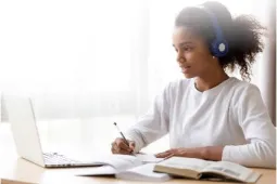 mujer-con-computador-y-audífonos.jpg