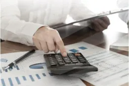 hombre-con-calculadora.jpg
