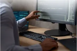 hombre-con-portatil-computador-escritorio.jpg