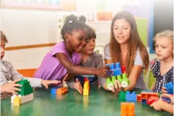 profesora-con-niños.jpg