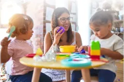 profesora-con-niños.jpg