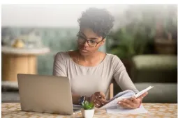 mujer-con-computador-y-cuaderno.jpg
