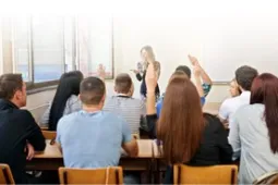 profesora-con-estudiantes