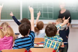 profesora-con-estudiantes