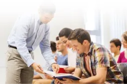 profesor-con-estudiantes