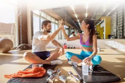 hombre-mujer-gimnasio-pesas